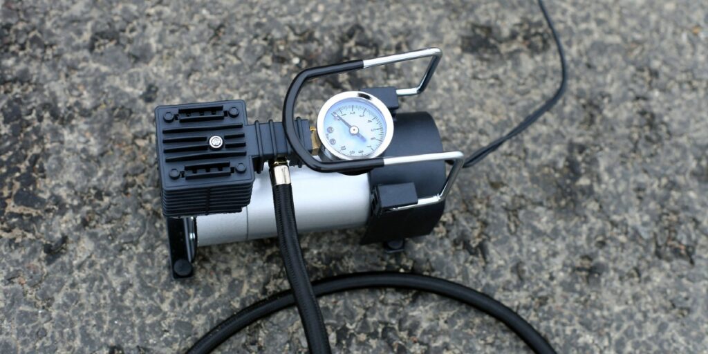 Portable metal air compressor pump for car wheels